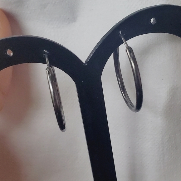 Gorgeous Collectible Dark Tone Hoop  Earrings. 🌴 - Picture 2 of 7